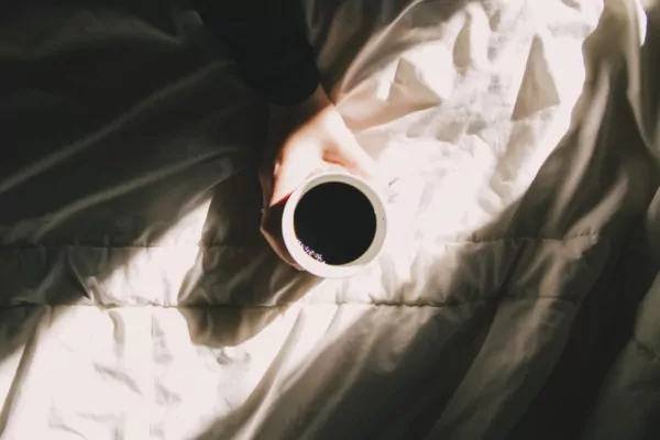  Il caffè è un modo buono e naturale per scurire i capelli.